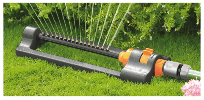 Langlebige Gartenbewässerung – Bradas Viereckregner mit 16 Düsen für eine einfache und effektive Pflege Ihres Gartens.