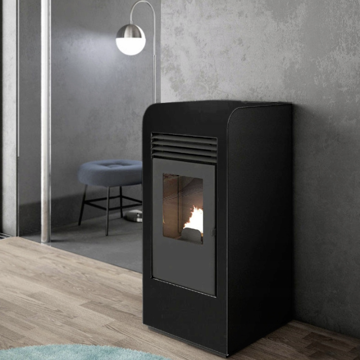 Nahaufnahme der benutzerfreundlichen Bedienelemente des Eva Calor Giada 8,5kW Pelletofens, mit übersichtlicher Anzeige und programmierbaren Funktionen für eine optimale Temperaturregelung.