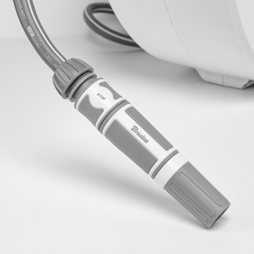 White Line wandslangenbox met automatisch oprolsysteem en sproeikop