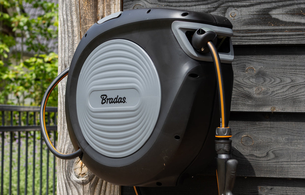Bradas Schlauchbox BLACK LINE 13 mm (1/2") – 20 m – Automatischer Schlaucheinzug