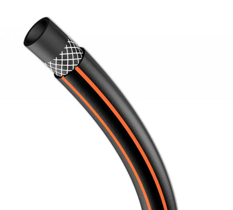 Modernes Design – Bradas CARAT 25 mm Gartenschlauch, UV-beständig mit markanten orangefarbenen Streifen.