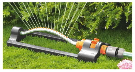 Nachhaltige Gartenbewässerung - Bradas Viereckregner mit 16 Düsen und Metallrohr für eine effiziente Gartenpflege.