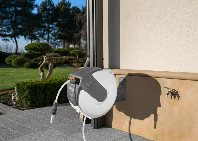 Effiziente Gartenpflege – Bradas WHITE LINE Wandschlauchbox, automatisch aufrollbar mit Edelstahlfeder und vielfältigem Zubehör für eine gepflegte Gartenanlage.