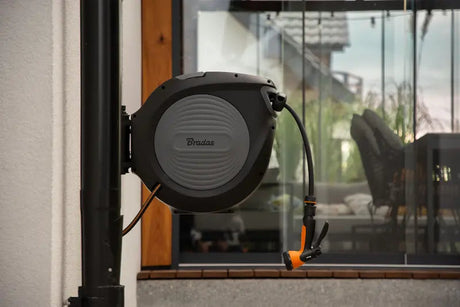 Praktische Gartenbewässerung – Bradas 13 mm Wandschlauchbox