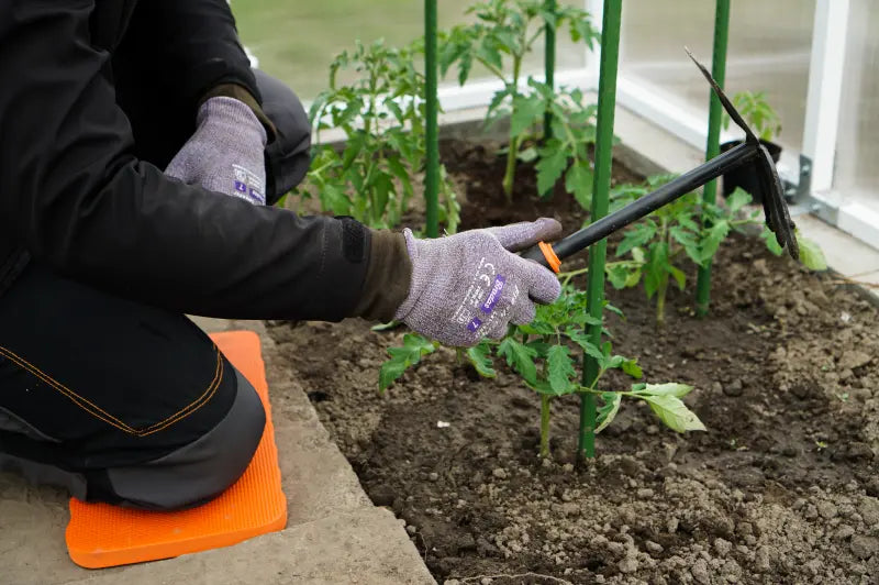 Schützende Knieauflage für Garten- und Bauarbeiten