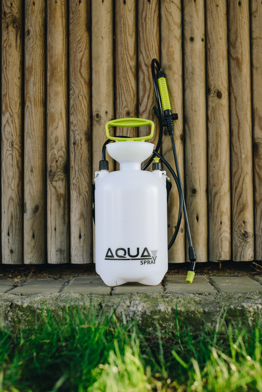 Bradas AQUA SPRAY 5L Drucksprüher im Einsatz für Gartenpflege und Haushaltsaufgaben.