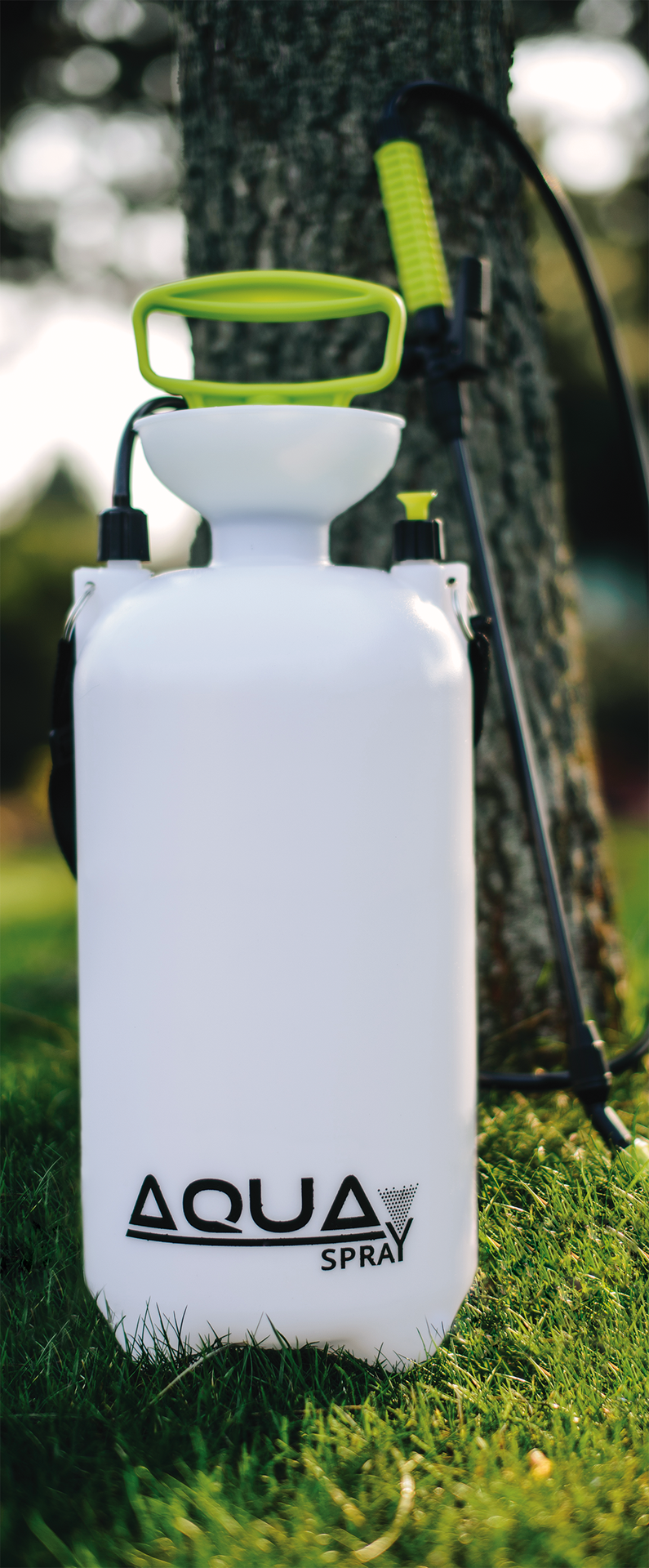 Detailansicht des Bradas AQUA SPRAY 8L Drucksprühers mit transparentem PE-Tank.