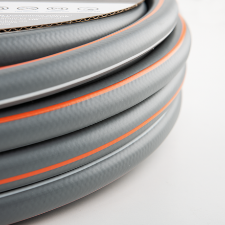 Detailansicht des 4-lagigen Aufbaus des Bradas Gartenschlauchs