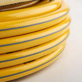 Detailansicht des 4-lagigen Aufbaus des Bradas Gartenschlauchs