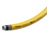 Einsatz des Bradas SUNFLEX PLUS Gartenschlauchs in einer grünen Gartenumgebung