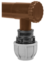 Zijaanzicht van de regenwatercollector met kraan