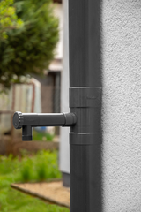 Detail van de uitloop met 38 mm spuitmond en draaikraan