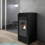 Nahaufnahme der benutzerfreundlichen Bedienelemente des Eva Calor Giada 8,5kW Pelletofens, mit übersichtlicher Anzeige und programmierbaren Funktionen für eine optimale Temperaturregelung.