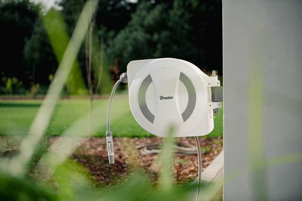 Bradas White Line elektrische tuinslanghaspel met 30 meter slang