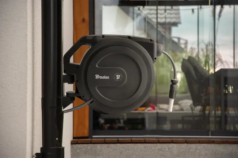 Bradas Wand-Schlauchbox WHITE LINE 13 mm (1/2") - 20 m - Automatischer Selbsteinzug - komplett mit Kupplungen Bradas