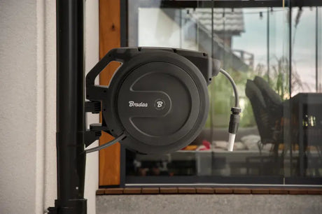 Bradas Wand-Schlauchbox WHITE LINE 13 mm (1/2") - 20 m - Automatischer Selbsteinzug - komplett mit Kupplungen Bradas