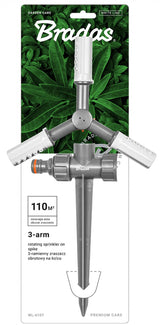 Detailansicht des Bradas WHITE LINE Rotationssprinklers mit drei verstellbaren Armen und stabilem Erdspieß.