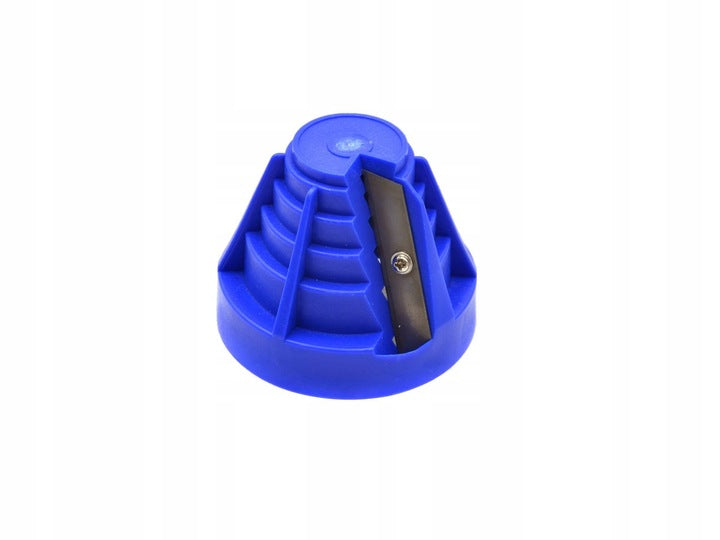 Geko Entgrater im Einsatz beim Entfernen von scharfen Kanten an Kunststoffrohren für eine perfekte Verarbeitung.