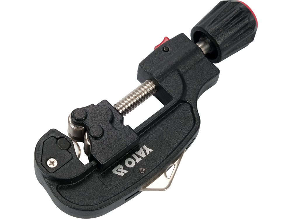 Klingen aus 9CrSi-Stahl mit einer Härte von HRC56-62 im Yato Rohrschneider für Präzision und Langlebigkeit.