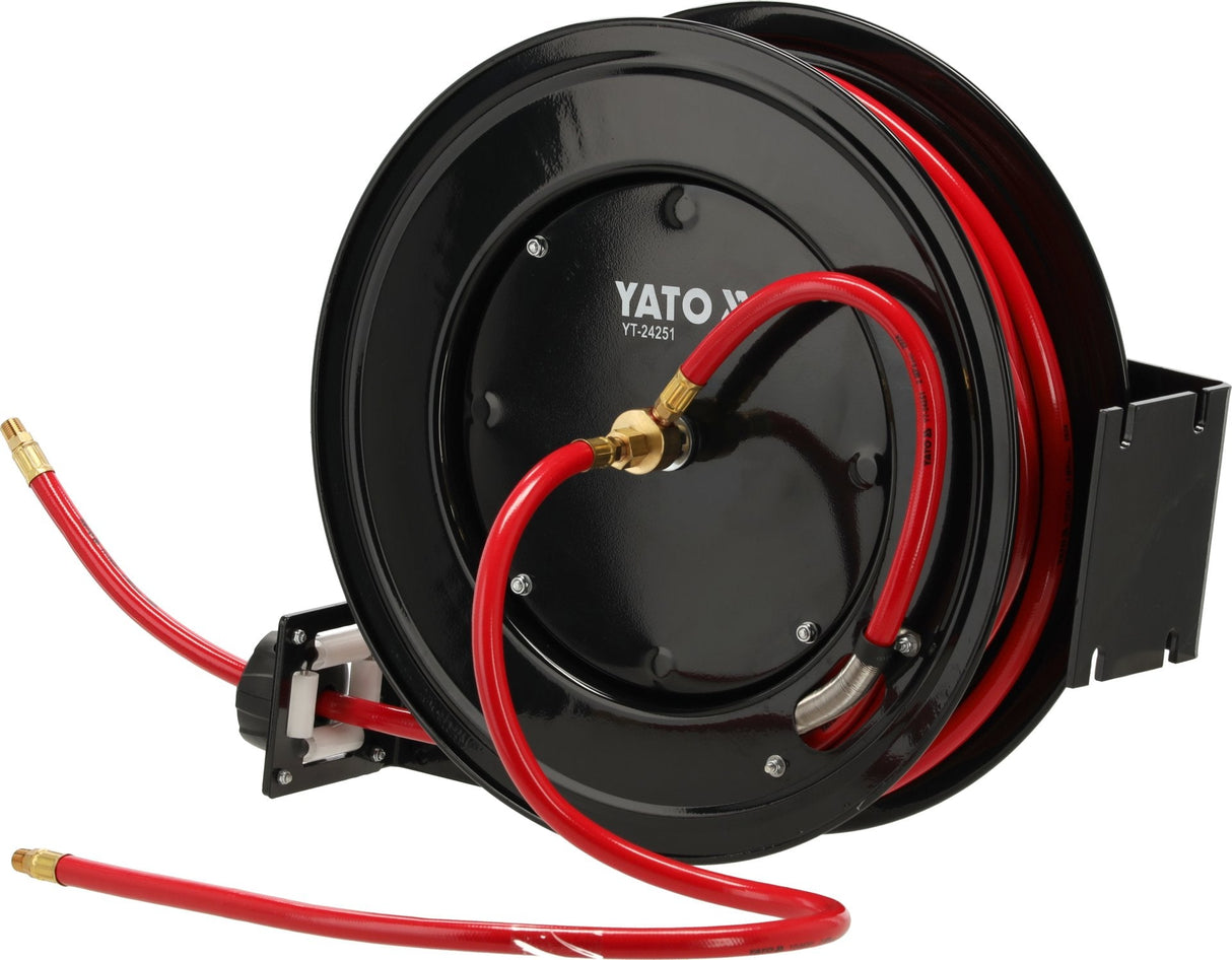 Druckluftschlauch mit Stahlaufroller und Wandbefestigung