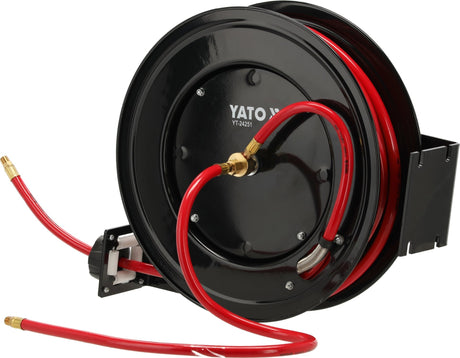 Druckluftschlauch mit Stahlaufroller und Wandbefestigung